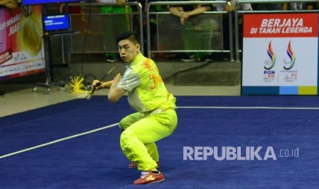 Atlet Wushu asal Sumut Albert Sanjaya  tampil pada pertandingan cabor Wushu kelas Jianshu putra, di GOR Pajajaran, Kota Bandung, Senin (19/9). (Republika/Edi Yusuf)