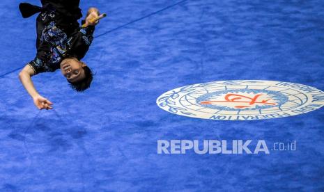 Atlet Wushu Bali I.B. Herry Yasmana beraksi pada final Wushu kategori Gun Shu Putra PON Papua di Gor Futsal Dispora, Kabupaten Merauke, Papua, Jumat (1/10/2021). Pada kategori tersebut medali emas diraih atlet DKI Jakarta Edgar Xavier Marvelo sementara medali perak diraih atlet wushu Jawa Timur Seraf Naro Siregar dan medali perunggu diraih atlet wusgu DKI Jakarta Jason Keitaro Widyawan.