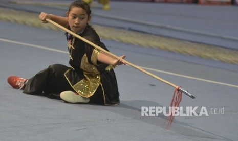 Atlet Wushu Dyfia Maghfira memperagakan jurus pada nomor Qiangshu B Putri saat 1st Bali International Kungfu Championships (BIKC) di Nusa Dua, Bali, Kamis (20/12/2018). 