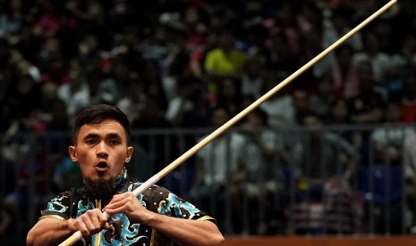 Atlet wushu Indonesia Achmad Hulaefi memperagakan jurus dalam nomor gabungan gunshu dan daoshu wushu putra SEA Games XXIX Kuala Lumpur di Kuala Lumpur Convention Centre, Malaysia, Ahad (20/8)