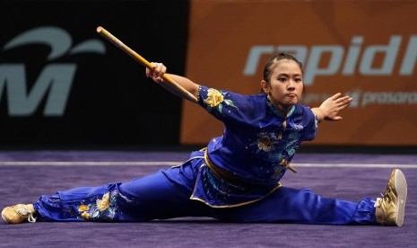 Atlet wushu Indonesia Felda Elvira Santoso memperagakan jurus saat bertanding dalam nomor gunshu wushu putri SEA Games XXIX Kuala Lumpur di Kuala Lumpur Convention Centre, Malaysia, Minggu (20/8). 