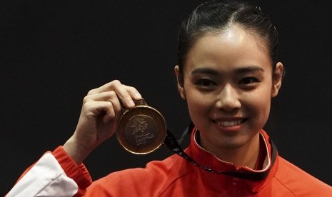 Atlet wushu Indonesia Lindswell Kwok memegang medali ketika upacara penyerahan medali wushu nomor Taijijian putri di KLCC, Kuala Lumpur, Malaysia, Senin (21/8). 