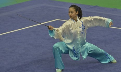 Atlet Wushu Indonesia Lindswell Kwok memperagakan jurus pada kategori Taulo nomor Taijijian Putri Asian Games 2014 di Ganghwa Dolmens Gymnasium, Incheon, Korsel, Senin (22/9). Lindswell yang turun di nomor Taijijian dan Taijiquan itu diharapkan dapat menyu