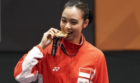 Atlet wushu Indonesia Lindswell Kwok menggigit medali ketika upacara penyerahan medali wushu nomor Taijijian putri di KLCC, Kuala Lumpur, Malaysia, Senin (21/8). 