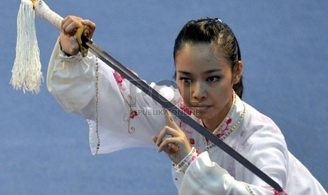  Atlet Wushu Indonesia Lindswell tengah beraksi dalam cabang olahraga wushu nomor Taiji Jian putri 