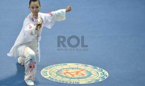  Atlet Wushu Indonesia Lindswell tengah beraksi dalam cabang olahraga wushu nomor Taiji Jian putri dalam ajang ISG 2013 di Jakabaring, Palembang,Sumsel, Senin (30/9).  (Republika/Prayogi)