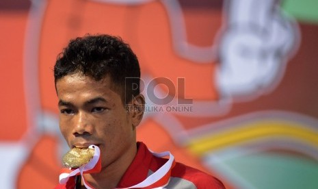  Atlet wushu Indonesia Tarigan Hendrik (hitam) berhasil meraih medali emas dalam nomor wushu sanda kategori 60kg Islamic Solidarity Games di Jakabaring, Palembang,Sumsel, Selasa (1/10). (Republika/Prayogi)