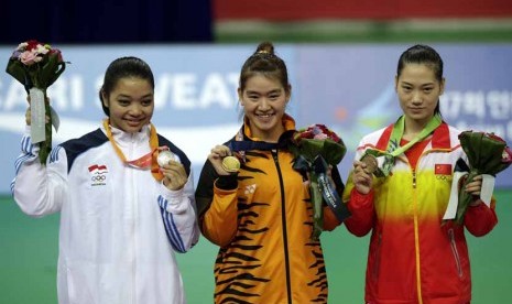 Atlet wushu Indonesia, Wasni Juwita Niza (kiri), meraih medali perak dari cabor wushu putri nomor Nandao dalam perhelatan Asian Games 2014 di Ganghwa Dolmens Gymnasium, Incheon, Sabtu (20/9). 