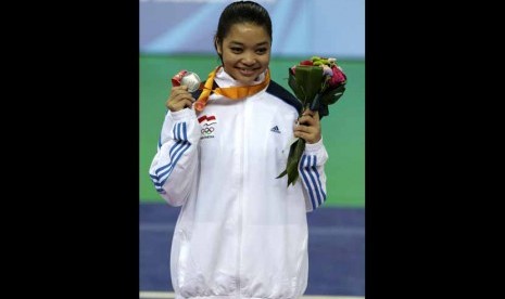 Atlet wushu Indonesia, Wasni Juwita Niza, memperlihatkan medali peraknya usai laga final wushu putri kelas Nandao Asian Games 2014 di Ganghwa Dolmens Gymnasium, Incheon, Sabtu (20/9). 