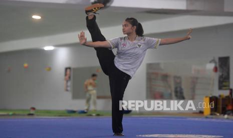 Atlet Wushu Jatim Alisya Mellynar mengikuti latihan di Surabaya, Jawa Timur, Senin (13/9/2021). Wushu merupakan salah satu cabang olahraga unggulan Jatim dan Alisya menjadi salah satu atlet Wushu unggulan yang diharapkan mampu meraih medali emas pada PON Papua. 