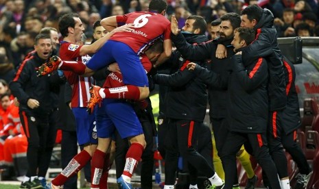 Atletico Madrid players celebrate Antoine Griezmann's goal