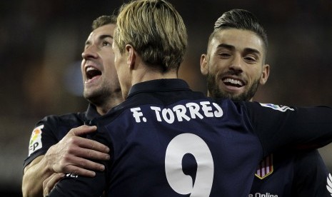 Atletico Madrid's Fernando Torres celebrates a goal with team mates