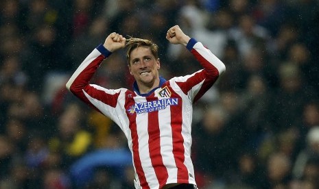 Atletico Madrid's Fernando Torres celebrates after scoring his second goal during their King's Cup round of 16 second leg soccer match against Real Madrid at the Santiago Bernabeu stadium in Madrid, January 15, 2015