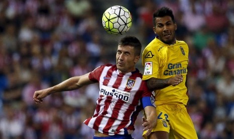 Atletico Madrid's Gabi (L) and Las Palmas' Jonathan Viera fight for a high ball during their Spanish first division soccer match at Vicente Calderon stadium in Madrid, Spain, August 22, 2015