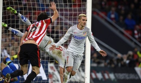 Atletico Madrid's Greizmann (R) celebrates a goal against Athletic Bilbao during their Spanish first division soccer match at San Mames stadium in Bilbao December 21, 2014. 