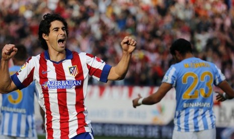 Atletico Madrid's Tiago celebrates after scoring a goal against Malaga during their Spanish first division soccer match at Vicente Calderon stadium in Madrid, November 22, 2014.