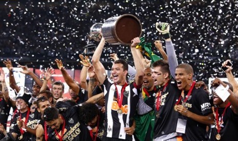 Atletico Mineiro meraih trofi Copa Libertadores 2013 setelah menaklukkan Olimpia di final.