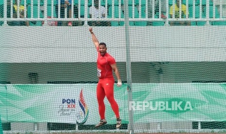  Atlet DKI Jakarta Adriansyah Apandi melakukan seleberasi saat memastikan jauh lemparan dalam kelas Final Lontar Martil Putra di Stadion Pakansari, Cibinong, Jawa Barat, Kamis (22/9).