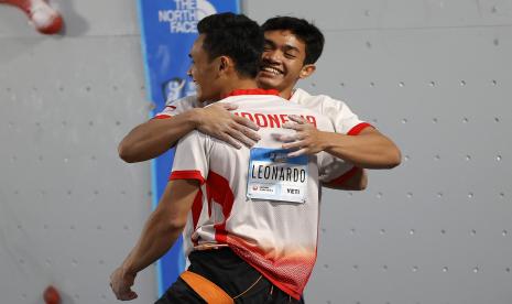 Atlit panjat tebing Indonesia Kiromal Katibin (kiri ) dan rekannya Veddriq Leonardo (kanan) melakukan selebrasi setelah mencatat waktu tercepat dalam  kejuaraan Piala Dunia Panjat Tebing 2021, di  Salt Lake City, Utah, Ametika Serikat, Jumat (28/5/2021). 