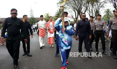 Atlit renang peraih emas Asian Para Games 2015, Wahdina membawa api obor Asian Para Games 2018 di Pendopo Rumah Rakyat, Pontianak, Kalbar, Rabu (19/9).