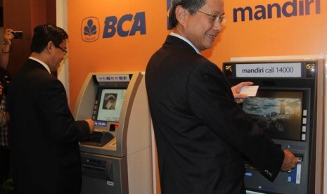 ATM Mandiri dan BCA