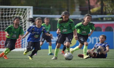 Atmosfer seru dan menegangkan tersaji dalam partai final MilkLife Soccer Challenge – Bandung Series 1 2024 yang berlangsung di Progresif Sport Centre akhir pekan kemarin. 