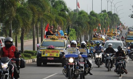 Atrak-arakan Piala Adipura Kencana di Kota Palembang, Kamis (6/6).