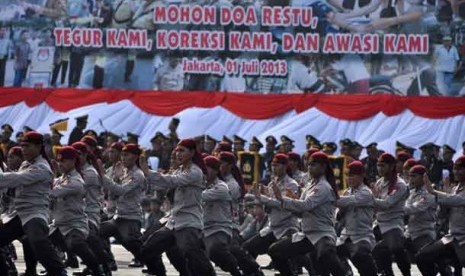  Atraksi beladiri  anggota kepolisian usai upacara peringatan HUT Bhayangkara ke-67 di lapangan Mako Brimob Polri, Depok, Jawa Barat, Senin (1/7). 