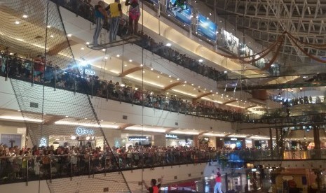 Atraksi flying trapeze menghibur pengunjung Pondok Indah Mall di libur Lebaran 2017.