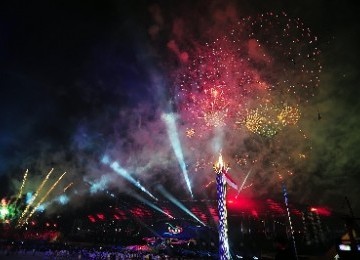 Atraksi kembang api saat acara pembukaan SEA Games XXVI di Stadion Sriwijaya di Komplek Olah Raga Jakabaring, Palembang, Sumsel, Jumat (11/11) malam. 