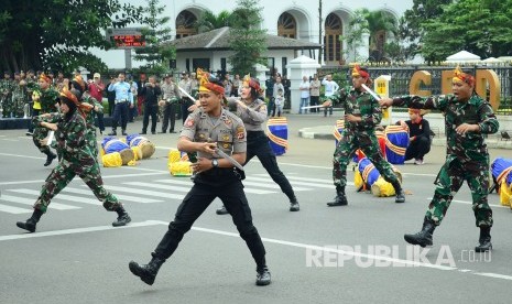 Atraksi Pencak Silat bersama anggota Polri dan TNI  (ilustrasi)