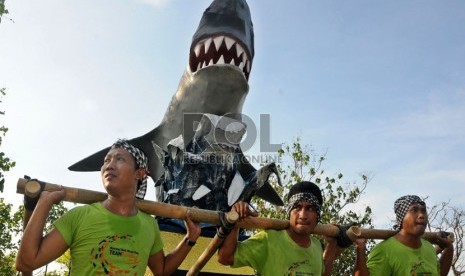   Atraksi sejumlah seniman dalam acara Nusa Dua Fiesta di Peninsula, Nusa Dua, Bali, Jum'at (2/11). (Republika/Aditya Pradana Putra)