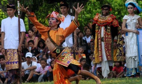   Atraksi sejumlah seniman dalam acara Nusa Dua Fiesta di Peninsula, Nusa Dua, Bali, Jum'at (2/11). (Republika/Aditya Pradana Putra)