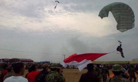 Atraksi Terjun Payung oleh Kopassus dalam perayaan HUT RI ke-68 di Aceh Utara.