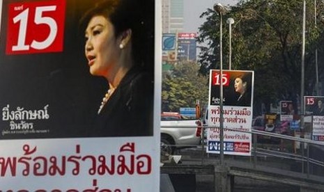 Atribut kampanye partai  Puea Thai yang mengusung PM Yingluck Shinawatra