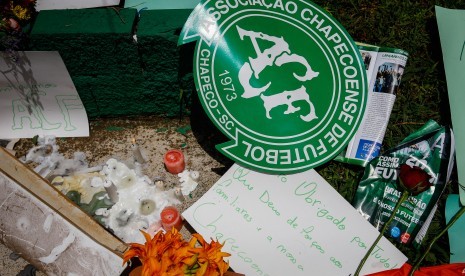 Atribut tim Chapecoense di Arena Conda di Chapeco, Brasil, sebagai tanda berkabung, Selasa (29/11).