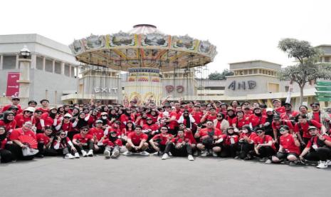 Atta Halilintar dan Aurel Hermansyah merayakan HUT ke-78 Republik Indonesia dengan menggelar lomba bersama 200 orang timnya di Dufan, Ancol, Jakarta.