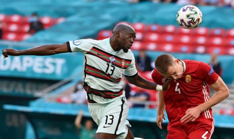 Attila Szalai (kanan) dari Hongaria beraksi melawan Danilo Pereira dari Portugal selama pertandingan sepak bola babak penyisihan grup F UEFA EURO 2020 antara Hongaria dan Portugal di Budapest, Hongaria, 15 Juni 2021.