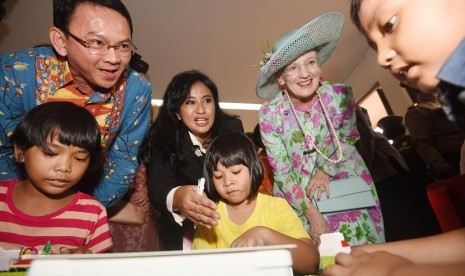 atu Denmark Margrethe II (kedua kanan) didampingi Gubernur Jakarta Basuki Tjahaja Purnama (kedua kiri) menyapa anak-anak saat berkunjung ke Ruang Publik Terpadu Ramah Anak (RPTRA) Kenanga di Jakarta