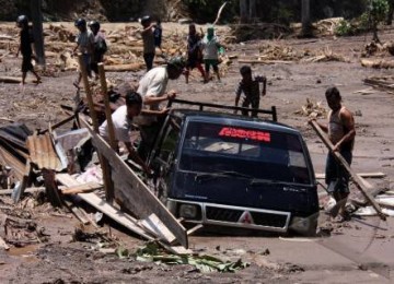 atu unit mobil terendam lumpur akibat banjir bandang Aceh