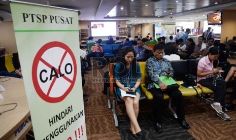 Aturan Penanaman Modal Internasional: Para investor melakukan pengurusan perijinan usaha pada Pelayanan Terpadu Satu Pintu (PTSP) Pusat di kantor Badan Koordinasi Penanaman Modal (BKPM), Jakarta, Selasa (19/5). 