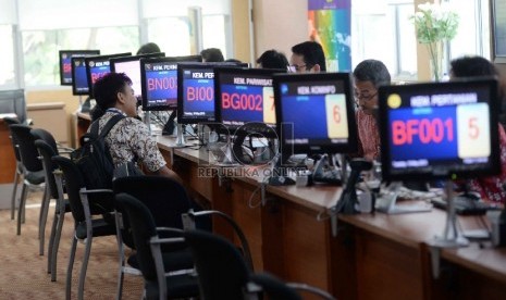 Aturan Penanaman Modal Internasional: Para investor melakukan pengurusan perijinan usaha pada Pelayanan Terpadu Satu Pintu (PTSP) Pusat di kantor Badan Koordinasi Penanaman Modal (BKPM), Jakarta, Selasa (19/5). 