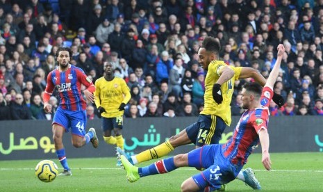 Aubameyang mencetak gol ke gawang Crystal Palace.