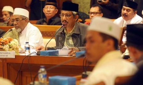 Audiensi antara Aliansi Nasional Anti Syiah (ANNAS) dengan Komisi VIII di ruang rapat Mahkamah Kehormatan Dewan di Gedung DPR RI, Jakarta, Rabu (4/2).(Republika/Agung Supriyanto)