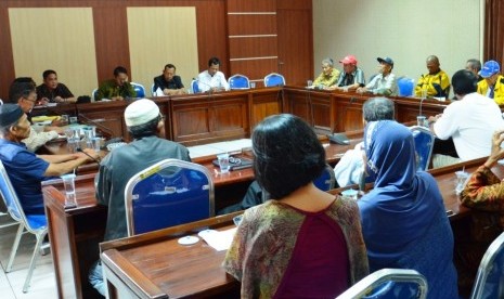 AUDIENSI--DPRD Kabupaten Purwakarta mengundang puluhan perwakilan pensiunan Perum Jasa Tirta 2 yang tinggal di perumahan eks proyek Jatiluhur di Gedung DPRD Kabupaten Purwakarta, Kamis (10/6). Ketua Komisi I DPRD Purwakarta, Asep Syaefudin Milah meminta ag