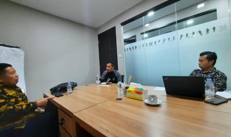 Auditor dari firma Ernst & Young saat berkunjung ke Kantor PSSI.