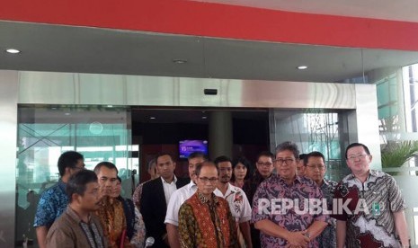 Auditor Utama Investigasi BPK I Nyoman Wara (kiri), Jaksa Agung Muda Tindak Pidana Khusus (JAM Pidsus) Kejaksaan Agung (Kejagung), Arminsyah (tengah) dan Direktur Penyidikan pada Jaksa Agung Muda Pidana Khusus (Jampidsus) Warih Sadono pada Jumpa Pers Penetapan Tersangka Kasus Korupsi PT Pertamina di Gedung Bundar Pinsus, Kejakgung, Jakarta, Jumat (2/6)