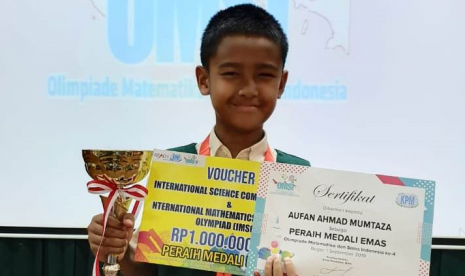 Aufan Ahmad Mumtaza peraih medali emas dan 1 Trophy Best Overall di ajang OMSI ke-4 yang diselenggarakan Klinik Pendidikan MIPA.