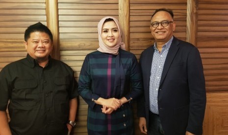 Augie Bunyamin (kiri), Nirmala Dewi (tengah), dan Hasani Abdulgani..