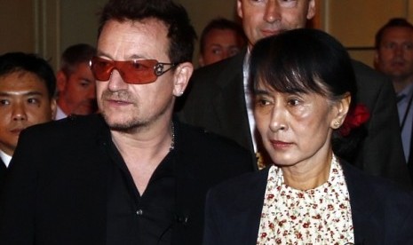 Aung San Suu Kyi bertemu dengan Bono di Oslo, Norwegia, 18 Juni 2012 dalam acara tahunan Forum Perdamaian Oslo